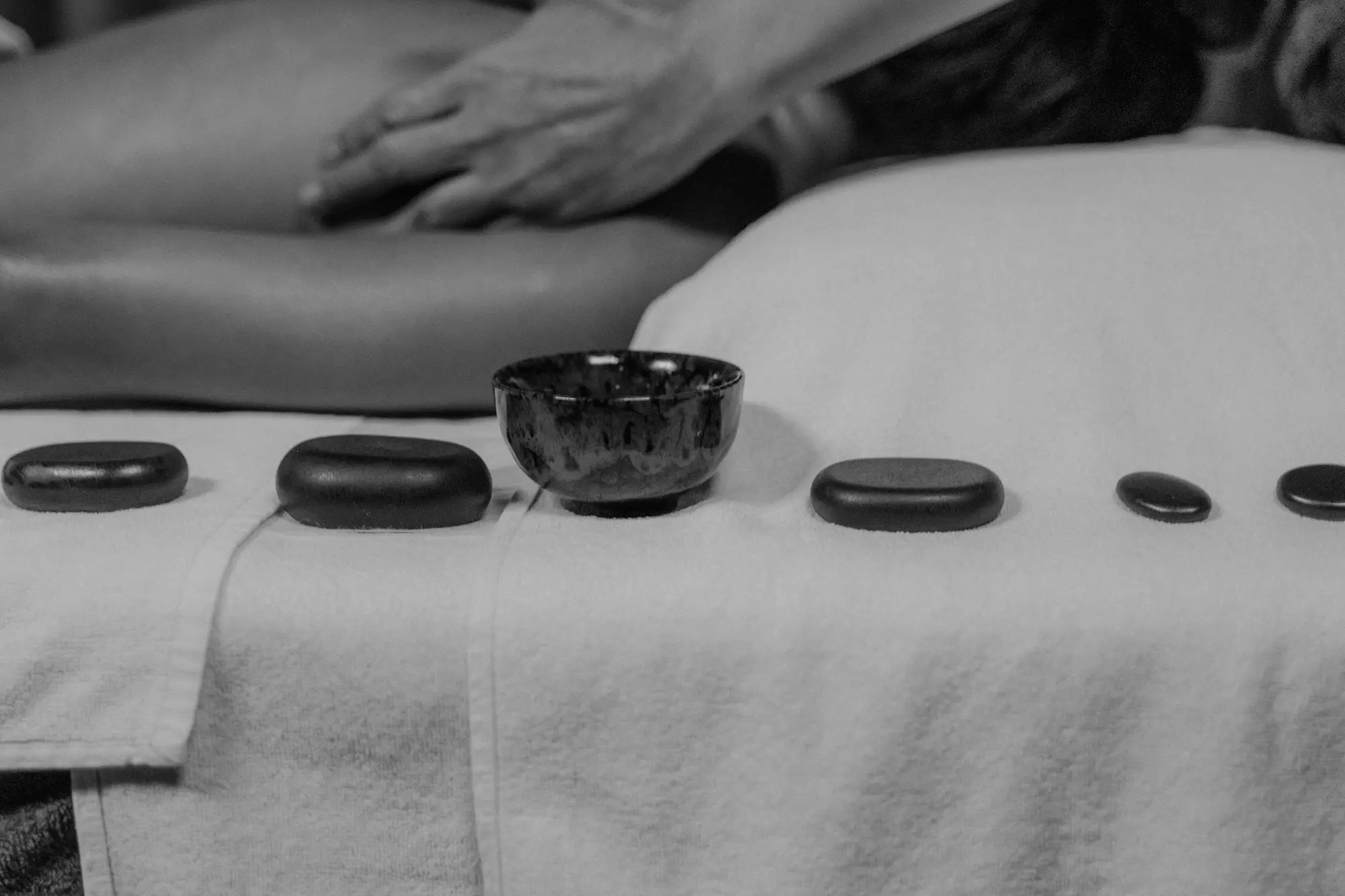 Suite privada con luz cálida y camilla premium